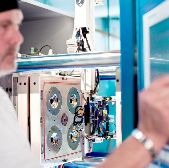 Mit dabei beim Maplan-Auftritt zur DKT 2015 ist die High-end-Lösung von Elasmo Systems: Stifthalterwerkzeug in Kaltkanaltechnik mit pneumatischem Nadelverschluss und Reguliersystem. Mit dabei beim Maplan-Auftritt zur DKT 2015 ist die High-end-Lösung von Elasmo Systems: Stifthalterwerkzeug in Kaltkanaltechnik mit pneumatischem Nadelverschluss und Reguliersystem.
