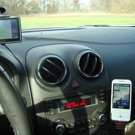Bald kein Zweitgerät mehr nötig: Mit dem GRIP genannten System sollen selbst Smartphone-Antennen eine zentimetergenaue GPS-Ortung zustande bekommen. Bald kein Zweitgerät mehr nötig: Mit dem GRIP genannten System sollen selbst Smartphone-Antennen eine zentimetergenaue GPS-Ortung zustande bekommen.