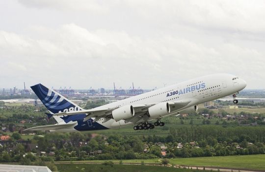 Durch die erwartete Produktionserweiterung für den Airbus A 380 musste man eine neue Stringer-Bohranlage bauen. Um diese sehr kompakt bauen zu können, setzt die Claudius Peters Technologies auf dezentrale Motorstarter in IP 65. Für sie bedarf es keines Schaltschranks. Durch die erwartete Produktionserweiterung für den Airbus A 380 musste man eine neue Stringer-Bohranlage bauen. Um diese sehr kompakt bauen zu können, setzt die Claudius Peters Technologies auf dezentrale Motorstarter in IP 65. Für sie bedarf es keines Schaltschranks.