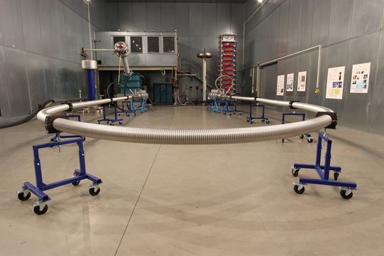 Circa fünfmal mehr Strom als konventionelle Kabel überträgt das Supraleiterkabel . Circa fünfmal mehr Strom als konventionelle Kabel überträgt das Supraleiterkabel .