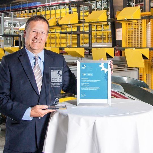 Rainer Buchmann, Geschäftsführer bei SSI Schäfer in Graz, mit der Auszeichnung zum Kategorie-Sieger Intralogistik & Produktionsmanagement. Rainer Buchmann, Geschäftsführer bei SSI Schäfer in Graz, mit der Auszeichnung zum Kategorie-Sieger Intralogistik & Produktionsmanagement.