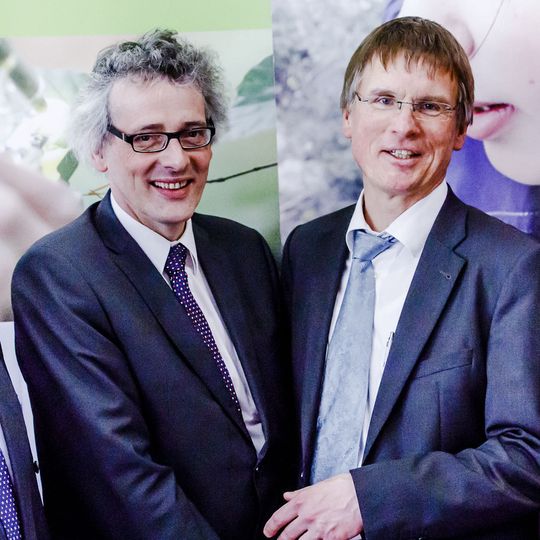 Thorsten Menne vom Innovationsministerium und Chem Cologne-Vorsitzender Ernst Grigat freuen sich über einen gelungenen Kooperationstag. Thorsten Menne vom Innovationsministerium und Chem Cologne-Vorsitzender Ernst Grigat freuen sich über einen gelungenen Kooperationstag.