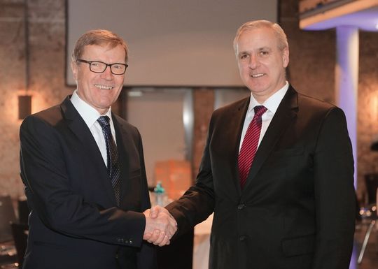 Führungswechsel: Dr. Ralf Becker, Vorsitzender der Geschäftsführung von Montanhydraulik (rechts), dankt Dr. Peter Lipphardt für 40 Jahre herausragende Unternehmensführung. Führungswechsel: Dr. Ralf Becker, Vorsitzender der Geschäftsführung von Montanhydraulik (rechts), dankt Dr. Peter Lipphardt für 40 Jahre herausragende Unternehmensführung.