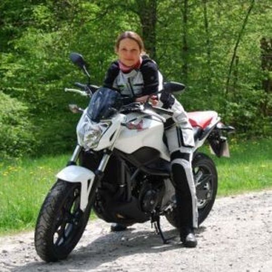»bike und business« Redaktionsassistentin Martina Eicher bei den Honda Testtagen auf der NC750S. »bike und business« Redaktionsassistentin Martina Eicher bei den Honda Testtagen auf der NC750S.