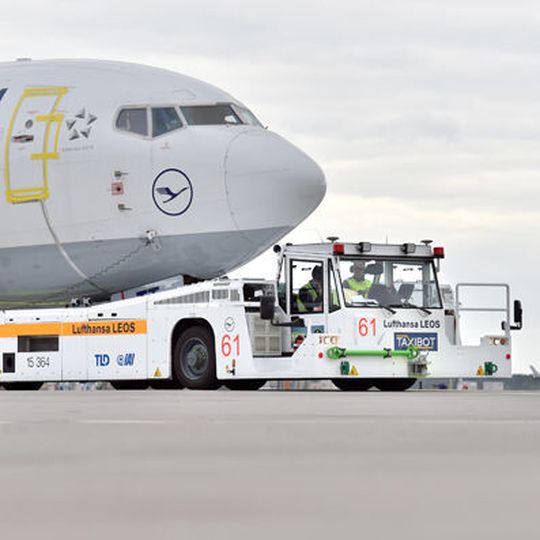 Die drei „TaxiBot“-Flugzeugschlepper am Frankfurter Flughafen sparen pro Schleppvorgang bis zu 1 t Kerosin. Die drei „TaxiBot“-Flugzeugschlepper am Frankfurter Flughafen sparen pro Schleppvorgang bis zu 1 t Kerosin.