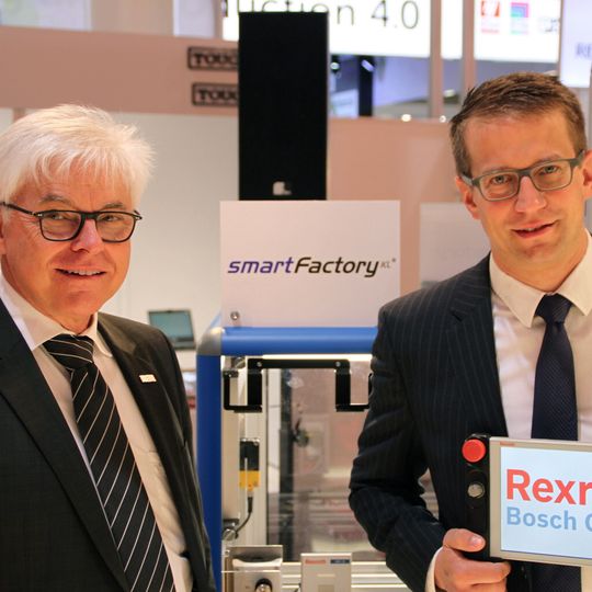 Prof. Detlef Zühlke, Vorstandsvorsitzender der Smartfactory-KL-Initiative und Forschungsbereichsleiter am DFKI, sowie Dr. Thomas Bürger, Bereichsleiter Entwicklung Automationssysteme bei Bosch Rexroth, vor der intelligenten Fertigungslinie der SmartfactoryKL auf der Hannover-Messe. Prof. Detlef Zühlke, Vorstandsvorsitzender der Smartfactory-KL-Initiative und Forschungsbereichsleiter am DFKI, sowie Dr. Thomas Bürger, Bereichsleiter Entwicklung Automationssysteme bei Bosch Rexroth, vor der intelligenten Fertigungslinie der SmartfactoryKL auf der Hannover-Messe.