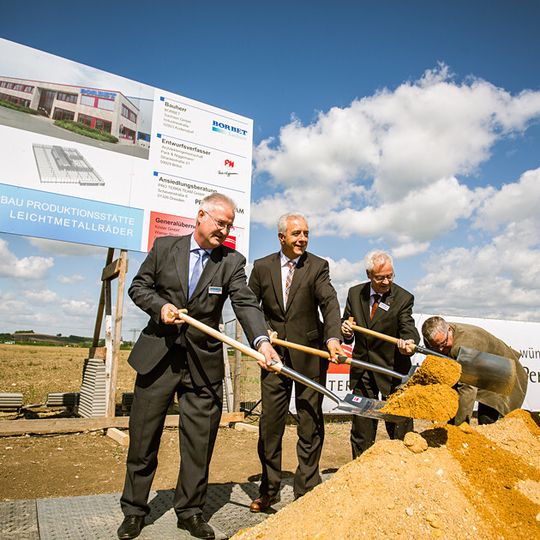 Gemeinsam für die Region: Bürgermeister der Gemeinde Kodersdorf René Schöne, Ministerpräsident Stanislaw Tillich, Geschäftsführer der BORBET GmbH Peter-Wilhelm Borbet und Landrats Bernd Lange. Gemeinsam für die Region: Bürgermeister der Gemeinde Kodersdorf René Schöne, Ministerpräsident Stanislaw Tillich, Geschäftsführer der BORBET GmbH Peter-Wilhelm Borbet und Landrats Bernd Lange.