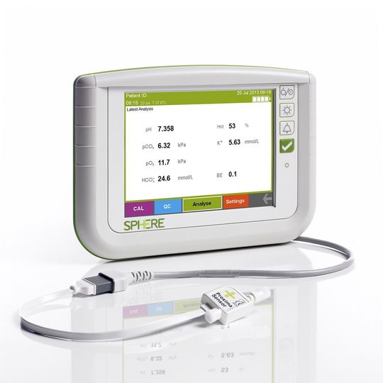 Das neue Proxima In-Line-Blutgasanalysegerät besteht aus dem Proxima Sensor (im Vordergrund) und einem dem Patienten zugeordneten Monitor am Krankenbett Das neue Proxima In-Line-Blutgasanalysegerät besteht aus dem Proxima Sensor (im Vordergrund) und einem dem Patienten zugeordneten Monitor am Krankenbett