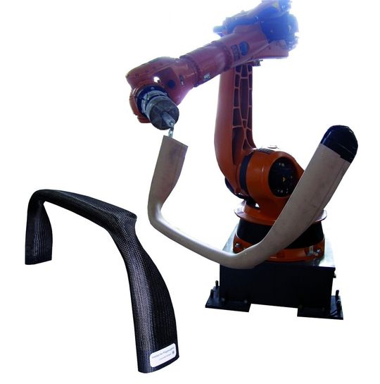 Bild 1: Roboter mit dem Kern eines Überrollspoilers (rechts) und einem fertigen Bauteil (links). Bild 1: Roboter mit dem Kern eines Überrollspoilers (rechts) und einem fertigen Bauteil (links).