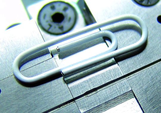 Mit dem Innenhochdruckumformen lassen sich Mikrobauteile aus dünnsten Röhrchen auch in großen Stückzahlen und mit hoher Qualität herstellen.Bilder: IFP Mit dem Innenhochdruckumformen lassen sich Mikrobauteile aus dünnsten Röhrchen auch in großen Stückzahlen und mit hoher Qualität herstellen.Bilder: IFP