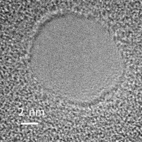 Elektronenmikroskopisches Bild des untersuchten Lochs mit einem Radius von vier Nanometern. Elektronenmikroskopisches Bild des untersuchten Lochs mit einem Radius von vier Nanometern.