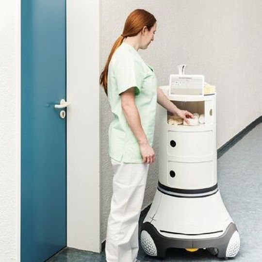Kollege Roboter unterstützt das Pflegepersonal und fährt autonom zum Einsatzort.
