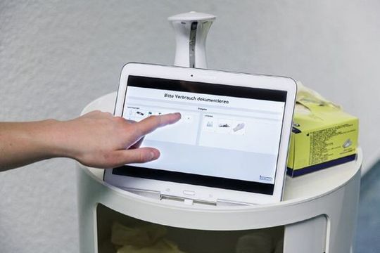 Über das Touchpad lässt sich der Verbrauch an Pflegeutensilien dokumentieren.
