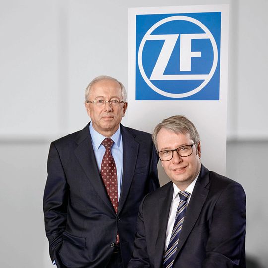 John C. Plant, Präsident und CEO von TRW (links), und der ZFVorstandsvorsitzendeStefan Sommer wollen „das Beste aus beiden Welten“ von ZF und TRW kombinieren. John C. Plant, Präsident und CEO von TRW (links), und der ZFVorstandsvorsitzendeStefan Sommer wollen „das Beste aus beiden Welten“ von ZF und TRW kombinieren.