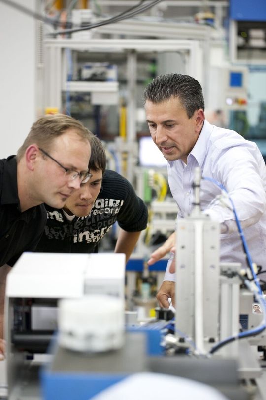 Mit seinem neuen Angebot plg.services möchte IMS Gear seine Produkte und sein technisches Know-how im Bereich der Planetengetriebe (PLG) praxisnah vermitteln. Mit seinem neuen Angebot plg.services möchte IMS Gear seine Produkte und sein technisches Know-how im Bereich der Planetengetriebe (PLG) praxisnah vermitteln.