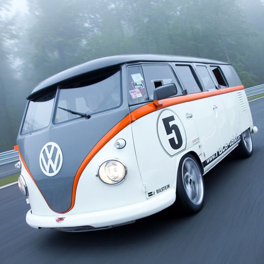 Porsche-Motor und Porsche-Getriebe: Dieser Bulli muss sich vor aufgemotzten Boliden nicht verstecken.