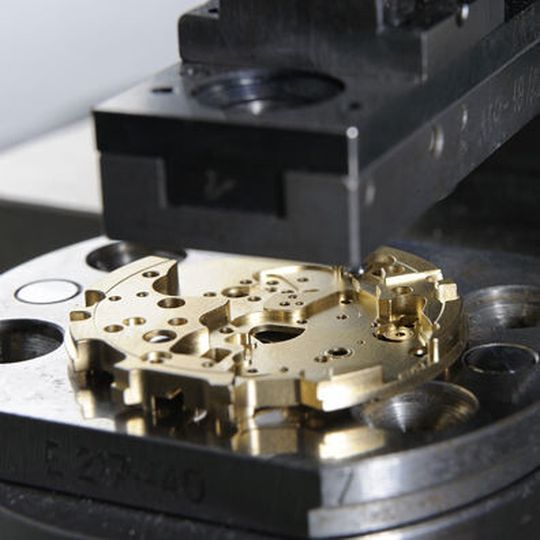 Die Presse umfasst einen Servoantrieb mit Rollengetriebe und Absolutwertgeber, ein Kraftmessgerät und eine Präzisionssonde. Diese misst die Höhe der Komponente in Bezug auf einen Referenzbereich auf der Platine unabhängig von der vom Absolutwertgeber ausgewerteten Position. Die Presse umfasst einen Servoantrieb mit Rollengetriebe und Absolutwertgeber, ein Kraftmessgerät und eine Präzisionssonde. Diese misst die Höhe der Komponente in Bezug auf einen Referenzbereich auf der Platine unabhängig von der vom Absolutwertgeber ausgewerteten Position.