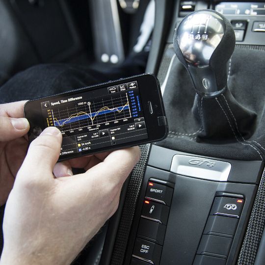 Mit der neuen Track Precision App kann sich der Fahrer eine Analyse von Rundenzeiten und Fahrstil vornehmen. Mit der neuen Track Precision App kann sich der Fahrer eine Analyse von Rundenzeiten und Fahrstil vornehmen.