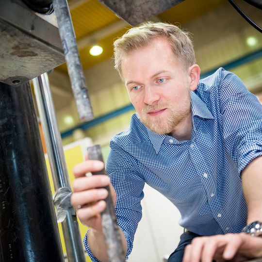 David Sanio am Prüfstand für Ermüdungsversuche an der RUB. David Sanio am Prüfstand für Ermüdungsversuche an der RUB.