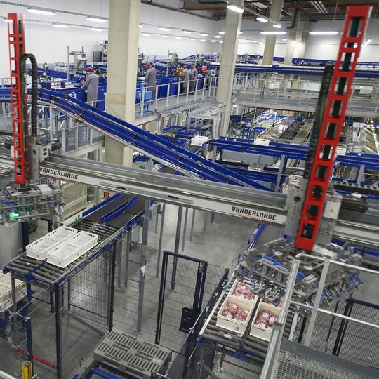 Vollständig automatisch ablaufende Depalettierung bei Edeka Südwest Fleisch. Vollständig automatisch ablaufende Depalettierung bei Edeka Südwest Fleisch.