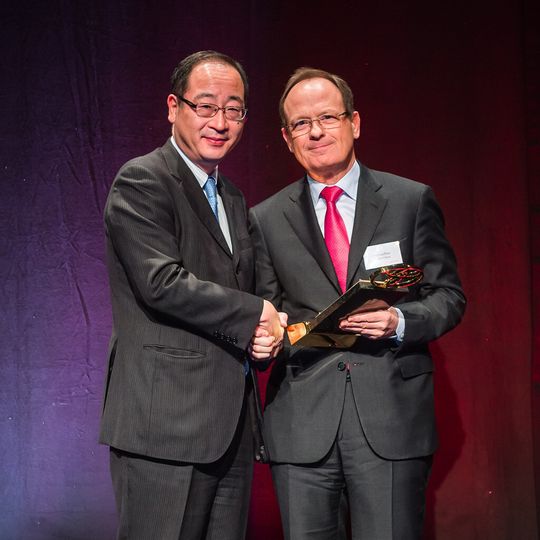 Masahisa Nagata, Executive Vice President R&D und Purchasing, Toyota Motor Europe, übergibt den „Superior Performance Award“ an Prof. Peter Pleus, Schaeffler Automotive Vorstand. (v.l.n.r.) Masahisa Nagata, Executive Vice President R&D und Purchasing, Toyota Motor Europe, übergibt den „Superior Performance Award“ an Prof. Peter Pleus, Schaeffler Automotive Vorstand. (v.l.n.r.)