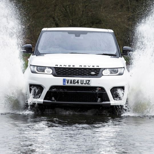 Die neue Tuning-Division „Special Vehicle Operations“ macht den Range Rover Sport SVR zum stärksten und schnellsten Land Rover aller Zeiten. Die neue Tuning-Division „Special Vehicle Operations“ macht den Range Rover Sport SVR zum stärksten und schnellsten Land Rover aller Zeiten.