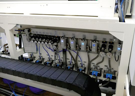 Blick auf die Festo-Pneumatikeinheiten, die sich ebenfalls im Rahmen der Anlage befinden und für die entsprechende Sprühluft sorgen. Diese Einrichtung war eine spezifische Forderung des Kunden aus der Automobilindustrie. Blick auf die Festo-Pneumatikeinheiten, die sich ebenfalls im Rahmen der Anlage befinden und für die entsprechende Sprühluft sorgen. Diese Einrichtung war eine spezifische Forderung des Kunden aus der Automobilindustrie.