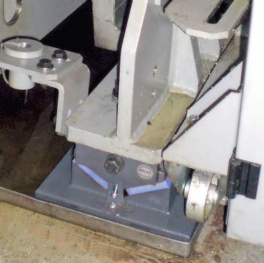 Bild 1: Mit einem dämpfenden Maschinenlagerungssystem wird das dynamische Verhalten der Werkzeugmaschine positiv beeinflusst. Bild 1: Mit einem dämpfenden Maschinenlagerungssystem wird das dynamische Verhalten der Werkzeugmaschine positiv beeinflusst.