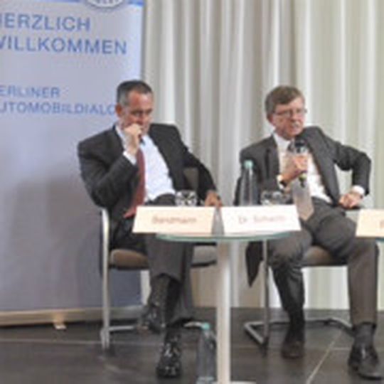 Anthony Bandmann (Volkswagen Bank; li.) und Guido Schacht (Hypo-Vereinsbank) diskutierten über Mittelstandsfinanzierung beim Berliner Automobildialog. Anthony Bandmann (Volkswagen Bank; li.) und Guido Schacht (Hypo-Vereinsbank) diskutierten über Mittelstandsfinanzierung beim Berliner Automobildialog.