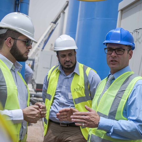 Expertengespräch bei der Besichtigung einer Wasseraufbereitungsanlage in Doha, Katar Expertengespräch bei der Besichtigung einer Wasseraufbereitungsanlage in Doha, Katar
