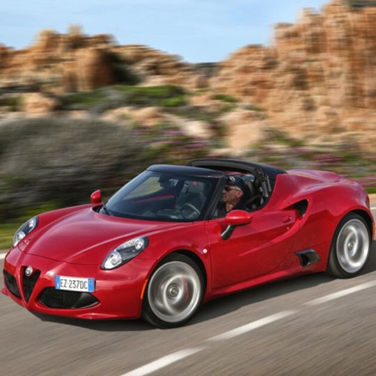 Der Alfa Romeo 4C Spider kostet mindestens 72.000 Euro. Der Alfa Romeo 4C Spider kostet mindestens 72.000 Euro.
