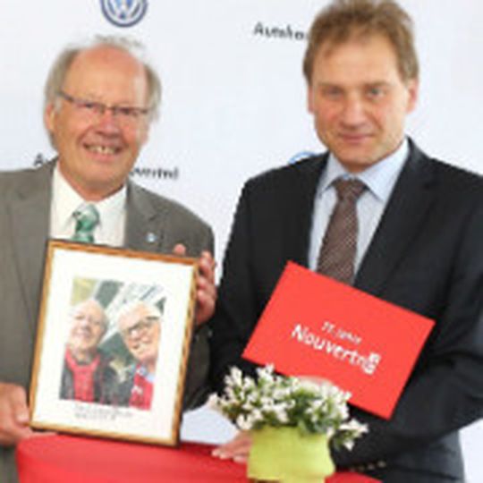 Gratulation zum 75-jährigen Bestehen: Solingens Oberbürgermeiser Norbert Feith (re.) überreicht Ernst-Robert Nouvertné ein Geschenk. Gratulation zum 75-jährigen Bestehen: Solingens Oberbürgermeiser Norbert Feith (re.) überreicht Ernst-Robert Nouvertné ein Geschenk.
