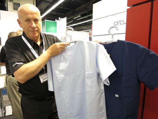 Steve Milner, Vice President Healthcare von Noble Biomaterials Inc., präsentiert auf der Techtextil 2015 in Frankfurt Krankenhausbekleidung mit der antimikrobiellen Technologie X-Static. Steve Milner, Vice President Healthcare von Noble Biomaterials Inc., präsentiert auf der Techtextil 2015 in Frankfurt Krankenhausbekleidung mit der antimikrobiellen Technologie X-Static.