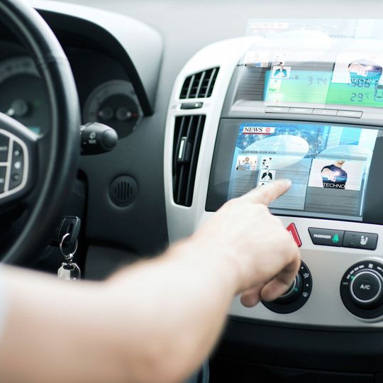 Datenflut in modernen Automobilen: Diese enormen Datenmengen unter rauen Umgebungsbedingungen über kostengünstige Kabel zu übertragen, ist eine echte Herausforderung. Datenflut in modernen Automobilen: Diese enormen Datenmengen unter rauen Umgebungsbedingungen über kostengünstige Kabel zu übertragen, ist eine echte Herausforderung.