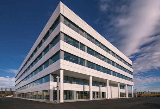 In kürzester Zeit enstand am Schweizer Roche-Standort Basel/Kaiseraugst in Modulbauweise ein neues Aus- und Weiterbildungszentrum mit 16 Laboren. In kürzester Zeit enstand am Schweizer Roche-Standort Basel/Kaiseraugst in Modulbauweise ein neues Aus- und Weiterbildungszentrum mit 16 Laboren.