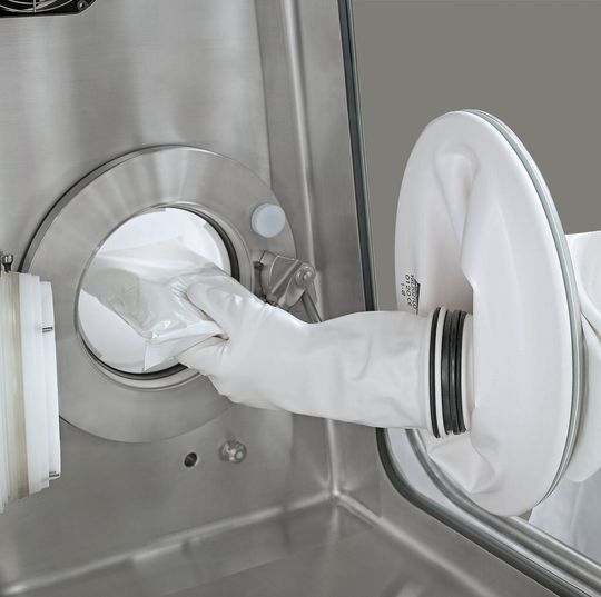 Manuelle Handhabung des DPTE-Systems bei Steril-Transfer (aus Sicht der Isolator-Innenseite). Manuelle Handhabung des DPTE-Systems bei Steril-Transfer (aus Sicht der Isolator-Innenseite).