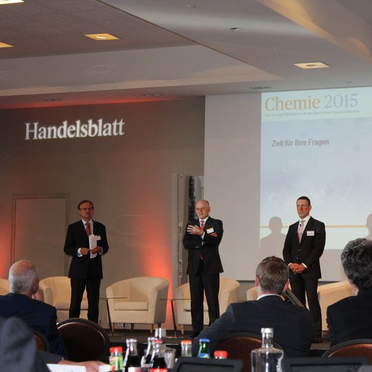 Wacker-CEO Rudolf Staudigl (mitte) und Bayer Material Science-Finanzvorstand Frank Lutz (rechts) stellen sich den Fragen des Publikums. Ganz links Moderator Günther von Au (Vorstandsmitglied Clariant). Wacker-CEO Rudolf Staudigl (mitte) und Bayer Material Science-Finanzvorstand Frank Lutz (rechts) stellen sich den Fragen des Publikums. Ganz links Moderator Günther von Au (Vorstandsmitglied Clariant).