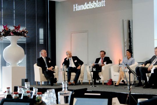 Die Podiumsdiskussion zum Freihandelsabkommen TTIP: Linken-Abgeordnete Sarah Wagenknecht in der Höhle des Löwen. Links daneben Moderator Günther von Au (Clariant), flankiert von Willem Huisman (Dow Deutschland). Ganz außen Dr. Andrew B. Denison (Transatlantic Networks) Die Podiumsdiskussion zum Freihandelsabkommen TTIP: Linken-Abgeordnete Sarah Wagenknecht in der Höhle des Löwen. Links daneben Moderator Günther von Au (Clariant), flankiert von Willem Huisman (Dow Deutschland). Ganz außen Dr. Andrew B. Denison (Transatlantic Networks)