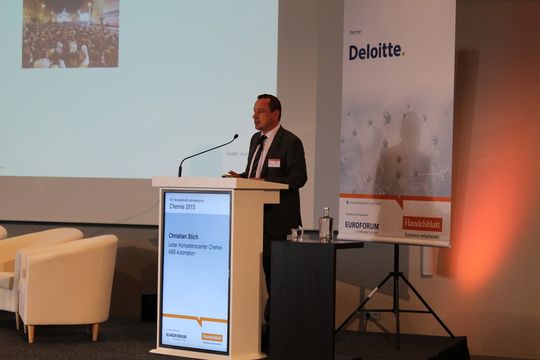 Christian Stich (ABB) entwarf einen Ansatz, wie Industrie 4.0 funktionieren kann.