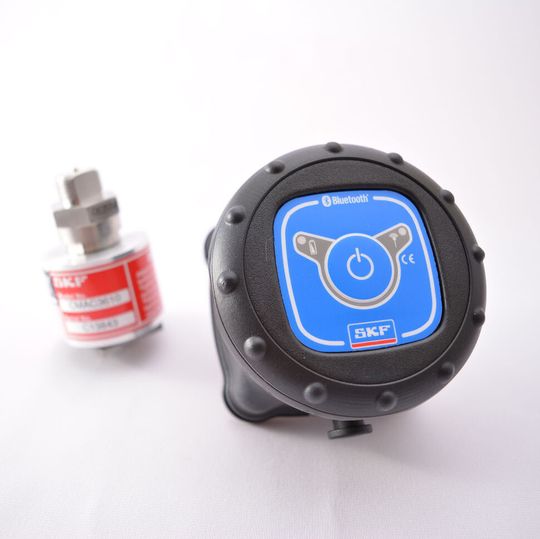 Mit SKF Enlight, einer Kombination aus Bluetooth-Sensor und App für Smartphones oder Tablets, sollen sich Schwingungs- und Temperaturwerte einfach erfassen lassen. Mit SKF Enlight, einer Kombination aus Bluetooth-Sensor und App für Smartphones oder Tablets, sollen sich Schwingungs- und Temperaturwerte einfach erfassen lassen.