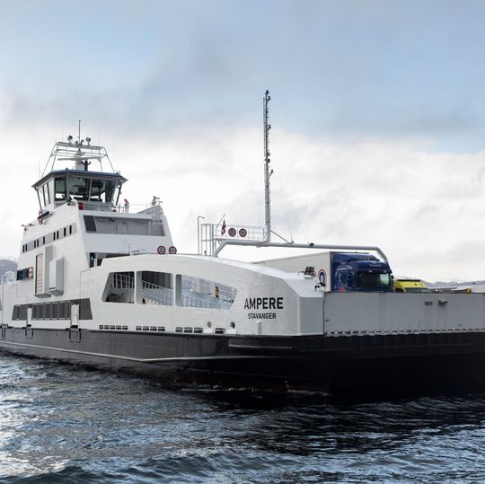 Die von Siemens in Kooperation mit dem Schiffbauer Fjellstrand ausgestattete weltweit erste elektrische Auto- und Passagierfähre wurde in Betrieb genommen. Mit ihren drei Batteriepaketen, eines an Bord und eines in jedem Hafen, fährt sie vollständig emissionsfrei. Die von Siemens in Kooperation mit dem Schiffbauer Fjellstrand ausgestattete weltweit erste elektrische Auto- und Passagierfähre wurde in Betrieb genommen. Mit ihren drei Batteriepaketen, eines an Bord und eines in jedem Hafen, fährt sie vollständig emissionsfrei.