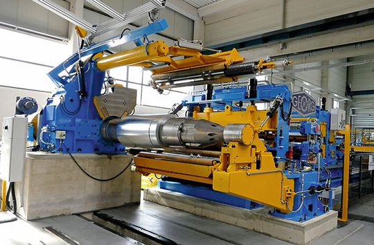 Der Dorn mit Coil und Band wird von einer Übergabestation aufgenommen, um an anderer Stelle weiter gespaltet zu werden. Der Dorn mit Coil und Band wird von einer Übergabestation aufgenommen, um an anderer Stelle weiter gespaltet zu werden.