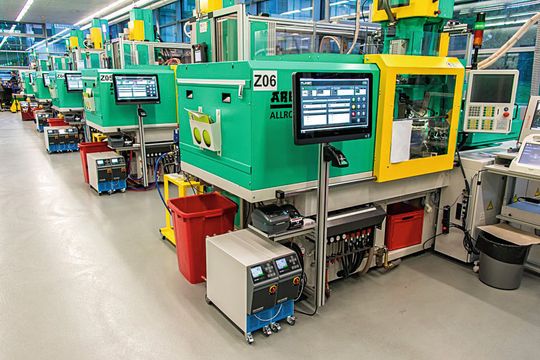 Produktionssteuerung: Der Maschinenpark der Kunststoffspritzerei des Hörgeräteherstellers ist mit eigens angebrachten 23 Zoll großen Touch-Displays ausgestattet. Produktionssteuerung: Der Maschinenpark der Kunststoffspritzerei des Hörgeräteherstellers ist mit eigens angebrachten 23 Zoll großen Touch-Displays ausgestattet.