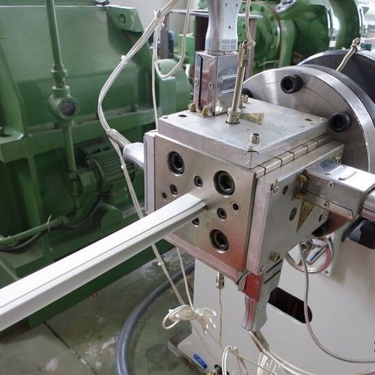 Bei der richtigen Auslegung von Extrusionswerkzeugen richtet sich der Praktiker oft nach seiner gesammelten Erfahrung – das kann Zeit und Geld kosten. Forscher am IKT in Stuttgart zeigen, wie die Werkzeugauslegung schneller und ressourcenschonender vonstatten gehen kann. Bei der richtigen Auslegung von Extrusionswerkzeugen richtet sich der Praktiker oft nach seiner gesammelten Erfahrung – das kann Zeit und Geld kosten. Forscher am IKT in Stuttgart zeigen, wie die Werkzeugauslegung schneller und ressourcenschonender vonstatten gehen kann.