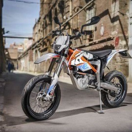 Spaß pur verspricht KTMs elektrischer Straßenflitzer. Spaß pur verspricht KTMs elektrischer Straßenflitzer.