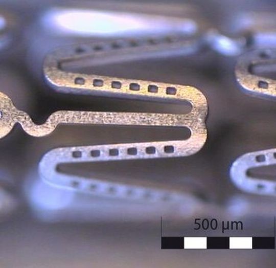 Bild 3: Nitinol-Stent mit sogenannten Depot-Strukturen, die jeweils 30 µm × 45 µm groß sind. Bild 3: Nitinol-Stent mit sogenannten Depot-Strukturen, die jeweils 30 µm × 45 µm groß sind.