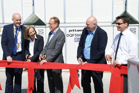 Bei der Jetthub-Eröffnung (v.l.): Markus Geyr (GF Handling Counts), Ingeborg Manz-Maier (Director Finance Jettainer), Haiko Widmann (GF Deufol Airport Services), Michael Vorwerk (GF Handling Counts) und Claudius Haase (Manager Ground Handling Procedures Jettainer). Bei der Jetthub-Eröffnung (v.l.): Markus Geyr (GF Handling Counts), Ingeborg Manz-Maier (Director Finance Jettainer), Haiko Widmann (GF Deufol Airport Services), Michael Vorwerk (GF Handling Counts) und Claudius Haase (Manager Ground Handling Procedures Jettainer).