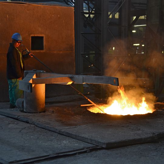 In Südafrika gehen Schmelzöfen ohne Deckel in Betrieb, der enorme Energieverlust stört bisher niemanden. In Südafrika gehen Schmelzöfen ohne Deckel in Betrieb, der enorme Energieverlust stört bisher niemanden.