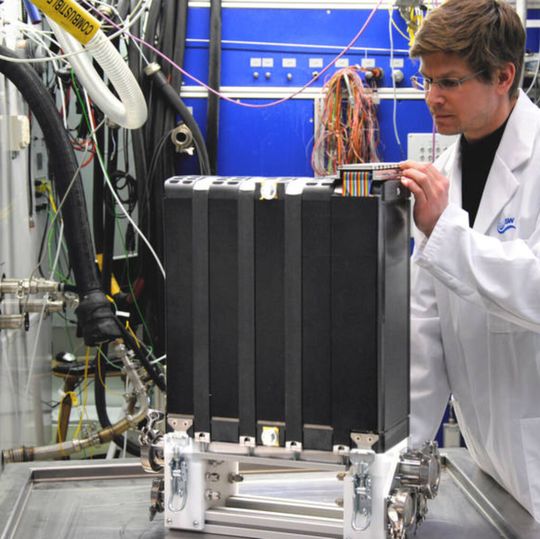 Im Dauertest: ein fahrzeugtauglicher 100-kW-Brennstoffzellen-Stack im ZSW-Teststand im Ulmer Brennstoffzellen-Testzentrum Im Dauertest: ein fahrzeugtauglicher 100-kW-Brennstoffzellen-Stack im ZSW-Teststand im Ulmer Brennstoffzellen-Testzentrum