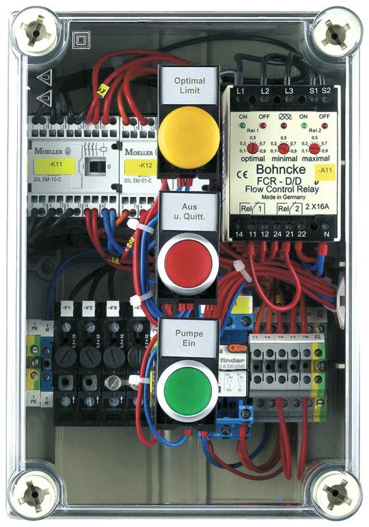 Höhere Kundenanforderungen und neue Fertigungsmethoden machten die Verbesserung des Relais in der neuen Pumpenwächter-Version möglich. Höhere Kundenanforderungen und neue Fertigungsmethoden machten die Verbesserung des Relais in der neuen Pumpenwächter-Version möglich.